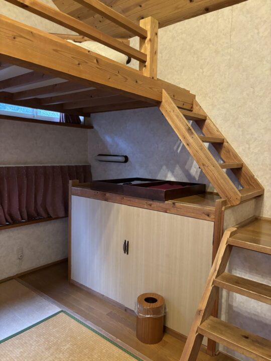 部屋の寝室にあったﾛﾌﾄ
子供が探検していた